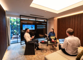 La marque Pullman a dévoilé à Singapour un concept de chambre high-tech se faisant aussi bien espace de travail et de réunion que lieu de détente.