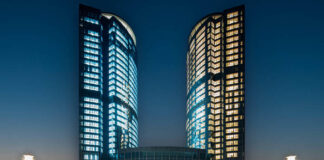 Le Hilton Brazzaville Les Tours Jumelles Hotel & Residences, ouvert en 2024 dans le plus haut gratte-ciel du Congo.
