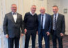 Au centre, Willie Walsh, président de l'Association internationale du transport aérien IATA, et Jean-Pierre Sauvage, président de BAR France.