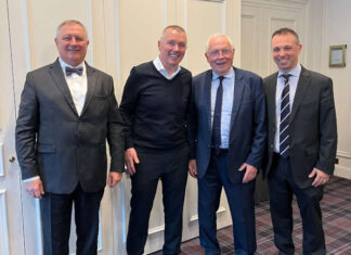 Au centre, Willie Walsh, président de l'Association internationale du transport aérien IATA, et Jean-Pierre Sauvage, président de BAR France.