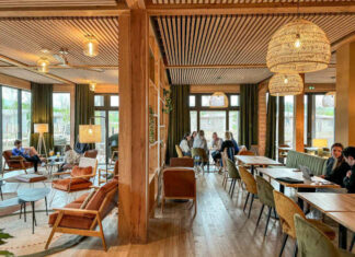 A Versailles, le café-hôtel Le Bout du Parc ©ManuReyboz