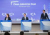 De gauche à droite, lors de la présentation du pacte pour une industrie propre : Teresa Ribera, vice-présidente exécutive chargée d’une transition propre, juste et compétitive, Stéphane Séjourné, vice-président exécutif chargé de la prospérité et de la stratégie industrielle, et Wopke Hoekstra, commissaire au climat, à la neutralité carbone et à la croissance propre.