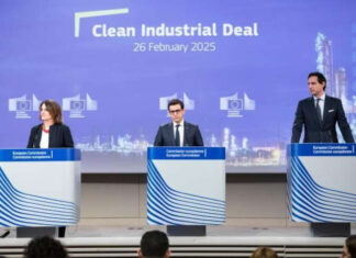 De gauche à droite, lors de la présentation du pacte pour une industrie propre : Teresa Ribera, vice-présidente exécutive chargée d’une transition propre, juste et compétitive, Stéphane Séjourné, vice-président exécutif chargé de la prospérité et de la stratégie industrielle, et Wopke Hoekstra, commissaire au climat, à la neutralité carbone et à la croissance propre.
