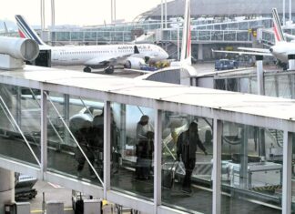 Des passagers débarquant à Roissy CDG2 (Photo: Luc Citrinot)