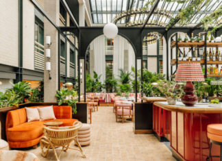 Le restaurant du Jardin de Verre, hébergé sous une immense verrière.
