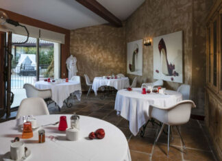 Parmi les établissements membres de la chaîne Teritoria reprise par Logis Hôtels, l'Auberge du Vieux Puits à Fontjoncouse, conduite par le chef trois étoiles Gilles Goujon. (photo du site de l'hôtel-restaurant)