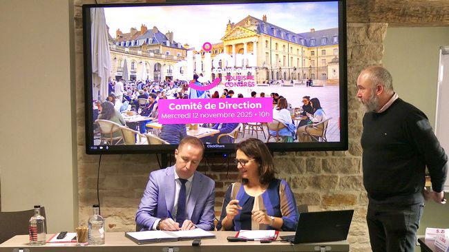 Signature de la charte d'engagement par Romain Méheut, directeur général de l’hôtel Mercure Dijon Centre Clémenceau. (c) Pascaline Brault