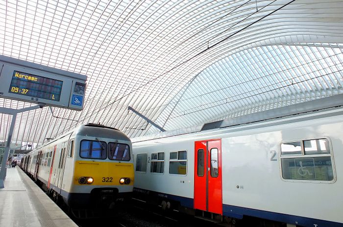 Une meilleure harmonisation entre les différents acteurs ferroviaires (Photo: trains néerlandais et belge côte à côte à Liège- Luc Citrinot)