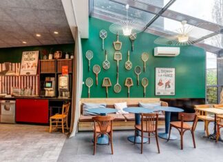 Le B&B HOME Paris Nord 18e, au décor inspiré par sa proximité avec le Stade de France et l'Adidas Arena.