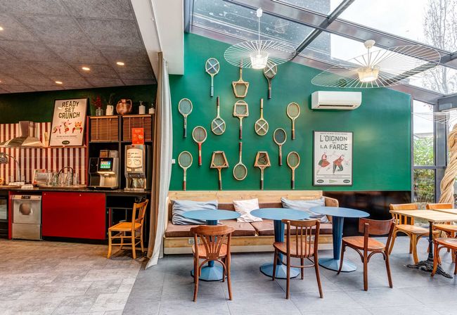 Le B&B HOME Paris Nord 18e, au décor inspiré par sa proximité avec le Stade de France et l'Adidas Arena. Le B&B HOME Paris Nord 18e, au décor inspiré par sa proximité avec le Stade de France et l'Adidas Arena.