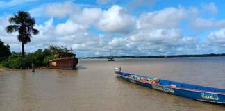 Le fleuve Maroni accueille des excursions en pirogue à la frontière entre la Guyane et le Surinam