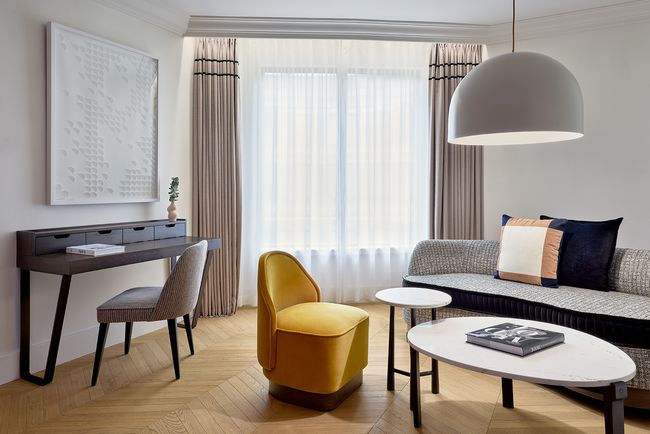 Une des 58 suites du Paris Marriott Champs Elysees Hotel