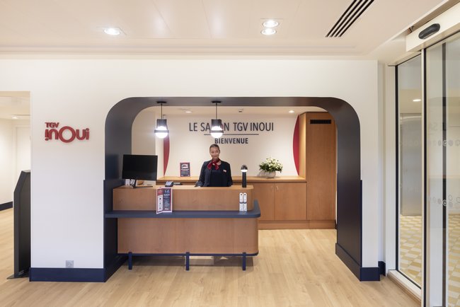 Un nouveau cadre, un nouveau nom pour le lounge de la SNCF à Paris Est, celui de Salon Grand Voyageur Le Club TGV INOUI. Un nouveau cadre, un nouveau nom pour le lounge de la SNCF à Paris Est, celui de Salon Grand Voyageur Le Club TGV INOUI.