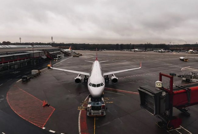 Si les carburants durables vont réduire les émissions du transport aérien, The Shift Project et l'association Aero Decarbo plaident aussi pour une réduction du trafic.