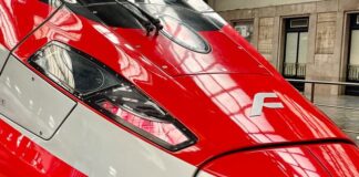 Nouvelle livrée des Frecciarossa, avec un seul « F » sur le nez.
