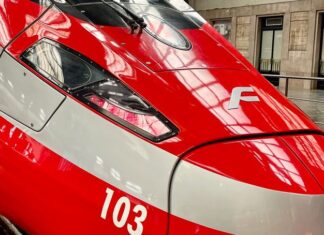 Nouvelle livrée des Frecciarossa, avec un seul « F » sur le nez.