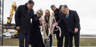 Cérémonie de pose de la première pierre du futur terminal de l'aéroport de Budapest