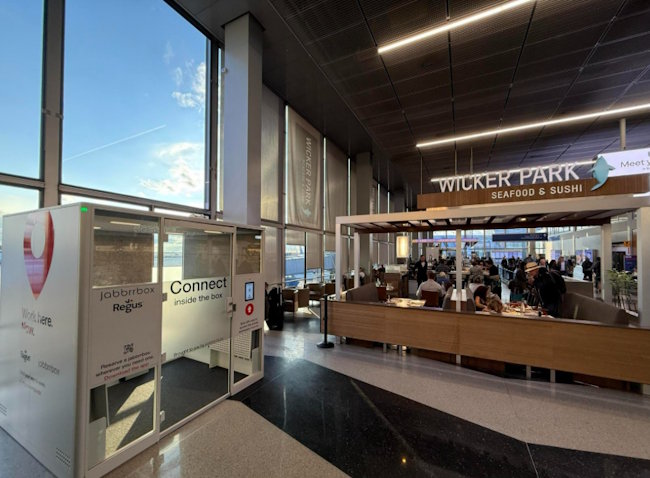 Cabine de confidentialité Regus x Jabbrrbox à l'aéroport de Chicago O'Hare.