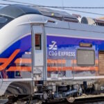 La ligne de trains directs CDG Express reliant la gare de l’Est à l’aéroport de Paris-CDG accueillera ses premier voyageurs le 28 mars 2027.