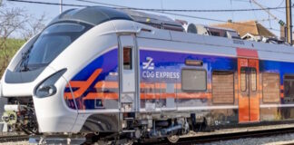 La ligne de trains directs CDG Express reliant la gare de l’Est à l’aéroport de Paris-CDG accueillera ses premiers voyageurs le 28 mars 2027.