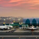 Aéroport de Dubaï, non desservi par de nombreuses compagnies européennes mais où Emirates propose un programme de vols étoffé.
