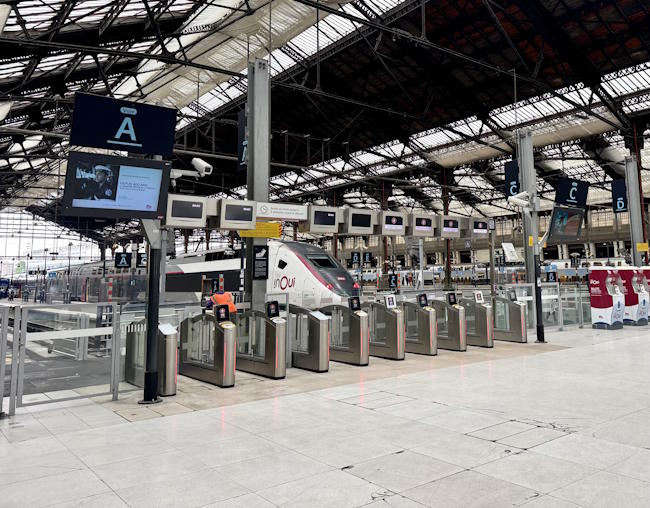 Gare de Lyon, à Paris. Gare de Lyon, à Paris.