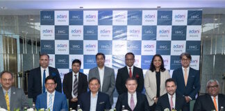Signature de l'accord entre IHG et Adani Airport Holdings, le premier opérateur aéroportuaire privé d'Inde.