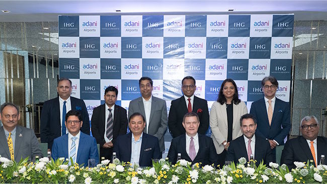 Signature de l'accord entre IHG et Adani Airport Holdings, le premier opérateur aéroportuaire privé d'Inde. Signature de l'accord entre IHG et Adani Airport Holdings, le premier opérateur aéroportuaire privé d'Inde.
