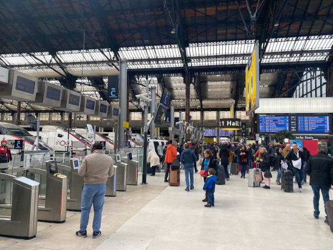 Les voyageurs d'affaires verront leurs déplacements en train perturbés par une grève de la SNCF le mercredi 10 juin. Les voyageurs d'affaires verront leurs déplacements en train perturbés par une grève de la SNCF le mercredi 10 juin.