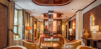 Lobby de l'hôtel La Bourdonnais, récemment rouvert après rénovation.