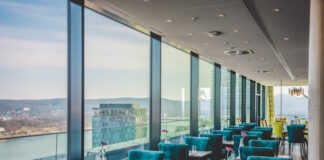 Le restaurant-bar Konrad's, tout en haut du Radisson Blu Bonn.