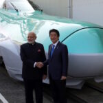 En 2016, le Premier ministre indien Narendra Modi et son homologue japonais Shinzo Abe, aujourd&rsquo;hui décédé, visitaient une usine de production de Shinkansen à  Kobe.