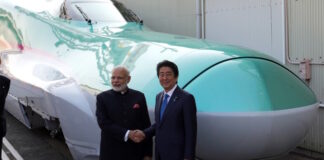 En 2016, le Premier ministre indien Narendra Modi et son homologue japonais Shinzo Abe, aujourd'hui décédé, visitaient une usine de production de Shinkansen à Kobe.