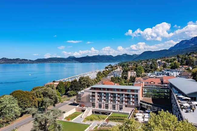 L'hôtel Hilton à Evian-les-Bains passe aux mains du groupe Leonardo. L'hôtel Hilton à Evian-les-Bains passe aux mains du groupe Leonardo.