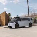 Développé avec Zeekr, le Waymo Ojai est le premier robotaxi équipé du système de conduite de 6e génération de Waymo et de l&rsquo;assistant vocal Gemini.