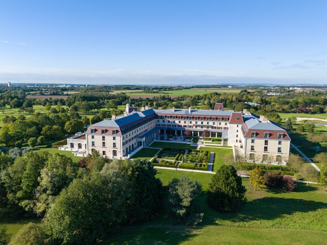 Le Crowne Plaza Paris Marne-la-Vallée est entouré d'un domaine paysager de 2,5 hectares. Le Crowne Plaza Paris Marne-la-Vallée est entouré d'un domaine paysager de 2,5 hectares.