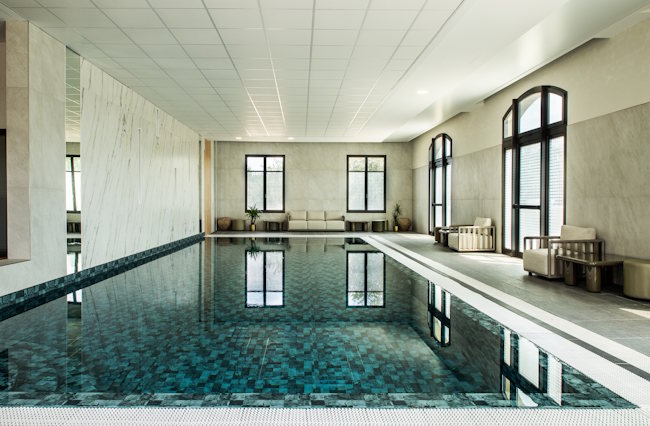 Une piscine intérieure, tout en en attendant une autre en extérieur.