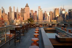 Vue du bar en rooftop de l'hôtel Ink 48, prochainement sous enseigne MGallery.