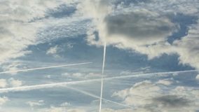 Les "contrails", ou trainées de condensation issues de l'aviation. (c) Transport & Environnement
