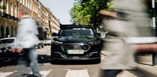 Les premiers robotaxis londoniens sont des Le service s'appuie sur des Ford Mustang Mach-E électriques équipées de l'IA Driver de Wayve