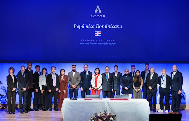 Signing ceremony of these agreements in the presence of the ministers of the Dominican Republic Eduardo Sanz Lovaton and Daniel Peña, the country's ambassador in France, David Puig, alongside representatives of Accor and project stakeholders.